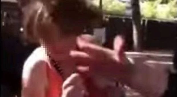 Bulla di 15 anni schiaffeggia una ragazzina disabile e pubblica il video sul web: "Mandatela in prigione"