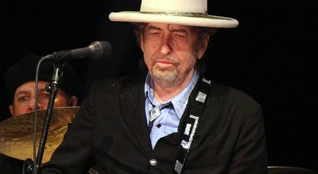 Bob Dylan, il premio Nobel accusato di molestie sessuali su una 12enne. La denuncia dopo 54 anni