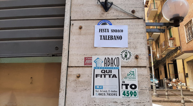 «Festa sindaco talebano», ad Avellino spuntano manifesti contro l'isola pedonale