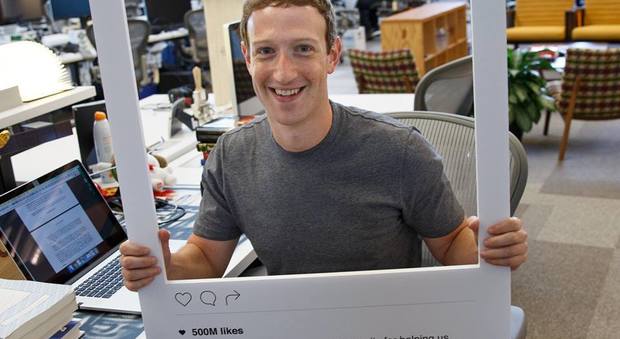 Mark Zuckerberg pubblica questa foto su Fb. Un dettaglio svela la sua ossessione