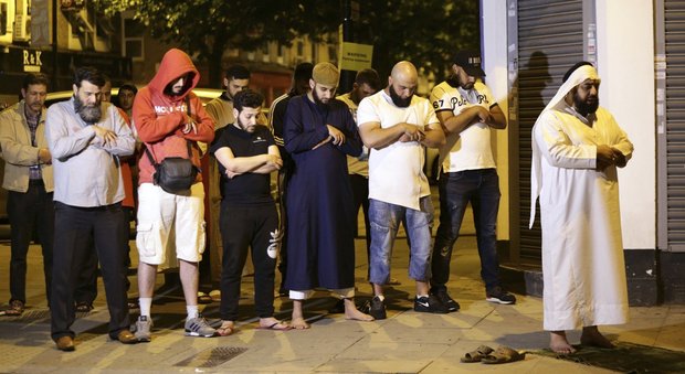 Londra, furgone sulla folla davanti a moschea: l'imam salva l'autista dal linciaggio della folla