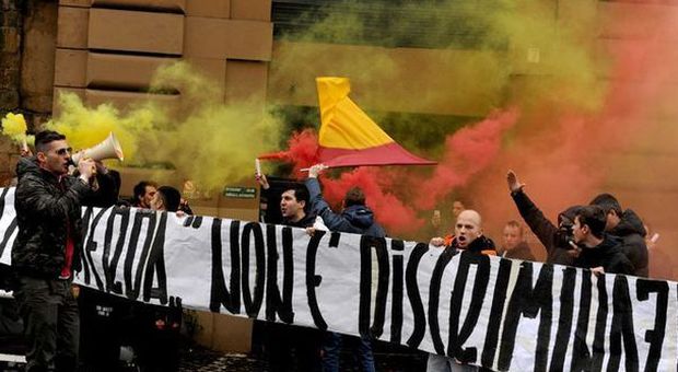 Roma, protesta dei tifosi all'Olimpico contro le curve chiuse. Manifestazione anche davanti alla Federcalcio