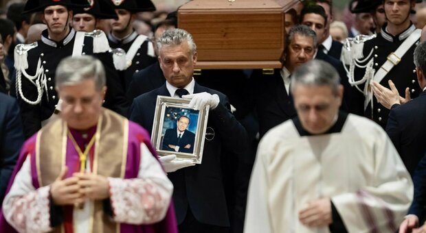 Silvio Berlusconi, dove sarà sepolto? Mistero risolto: «La salma sarà cremata, le ceneri nel mausoleo di Arcore»