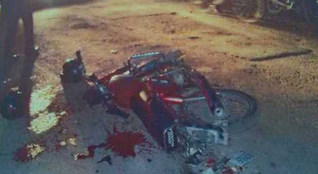 La moto e la scena dell'incidente mortale simulato secondo la polizia stradale di Perugia