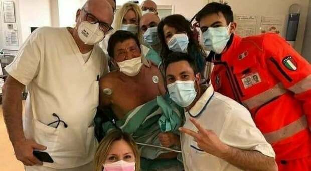 Gianni Morandi, la foto con il personale sanitario dopo l'incidente: «Se l’è vista brutta, ma è in buone mani»