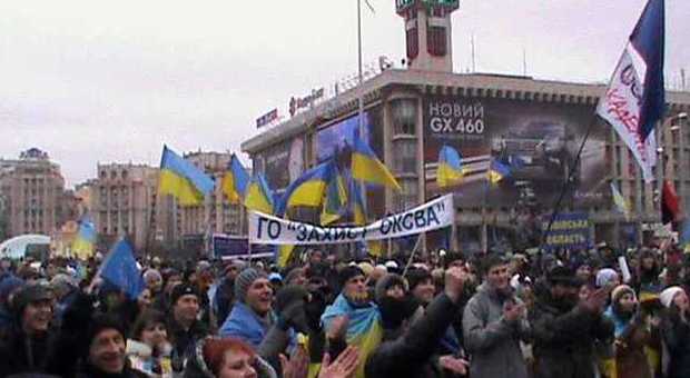 Ucraina, la polizia carica centinaia di manifestanti. L'opposizione vuole le elezioni