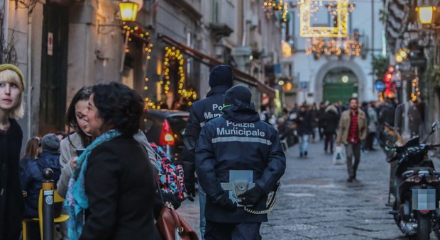 Napoli, raffica di controlli nella notte: chiuso un locale di via Martucci con 250 persone in pista