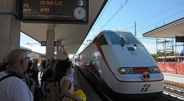 Cancellati due treni per Milano Continua l'odissea su quelli per Roma