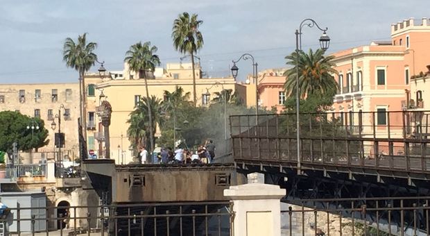 Incidenti, sparatorie e il ponte girevole aperto. Il set di Netflix a Taranto