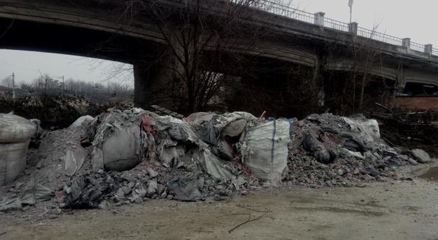 Scaricavano rifiuti in aree vietate, 9 denunciati dai carabinieri del Noe