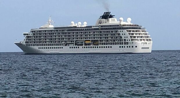 The World fa tappa a Otranto: la nave da crociera più grande del mondo. Negozi, appartamenti, campi da golf e cliniche per trattamenti orientali