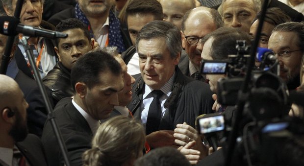 Caso Fillon, il candidato sembra al capolinea: «Golpe contro di me»