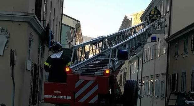 Incendio in condominio: otto famiglie evacuate, un intossicato