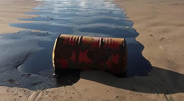 Brasile, chiazza petrolio si espande e colpisce 132 spiagge: arriva da navi venezuelane