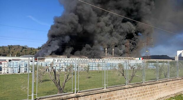 Incendio in una fabbrica dell'arredo bagno: le fiamme assediano la ceramica Gsi
