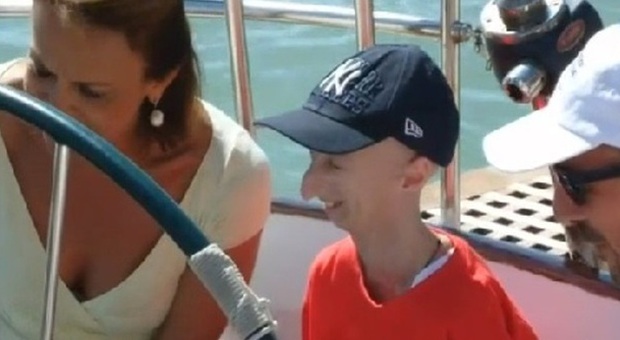 Sammy durante la lezione al timone della barca a vela