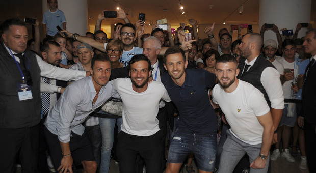 Lazio, tifosi in delirio per le nuove maglie