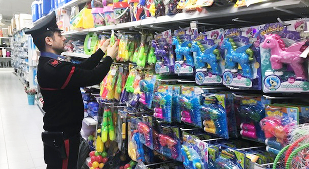 Napoli, maxi sequestro nel negozio cinese: sotto chiave giocattoli e cosmetici
