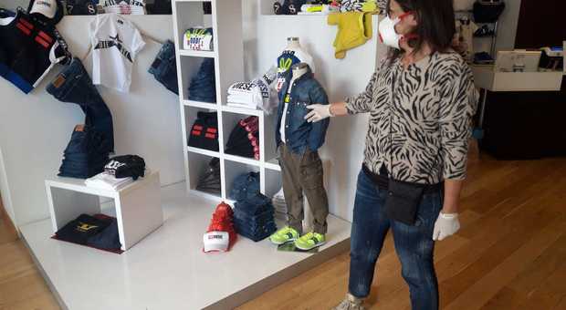 Disinfettanti e distanze rispettate: a Terni riaprono i negozi per bambini