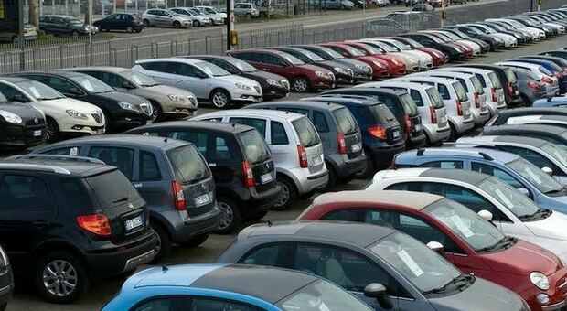 Auto, mercato in caduta libera in Campania: vendite ridotte del 28% rispetto all'anno scorso