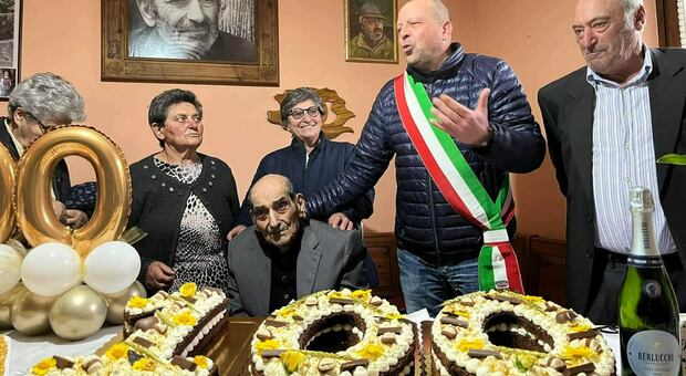 Caselle in Pittari in festa, nonno Rocco compie 100 anni