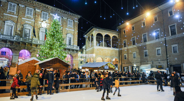 Natale salva crisi a Macerata: meno luminarie ma c’è l’ok alla pista di pattinaggio in piazza