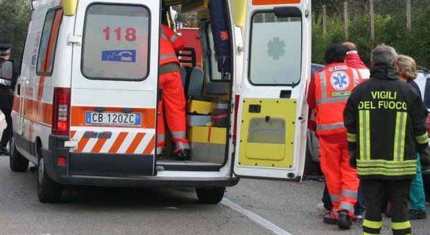 Auto in una scarpata, tre morti e un ferito grave: il terribile incidente in Sicilia