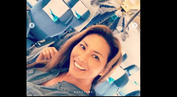 Sale sul volo per la Thailandia e si accorge di essere l'unica passeggera: il video su Instagram