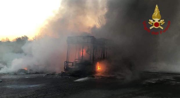 Roma, un altro bus in fiamme: paura sull'Ardeatina