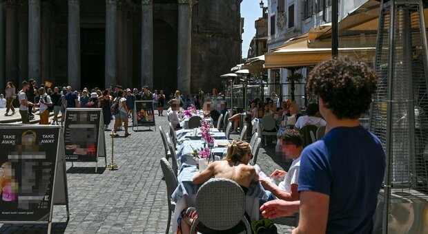 Roma, boom di furti ai turisti: nei locali fascette e ganci per “proteggere” le borse