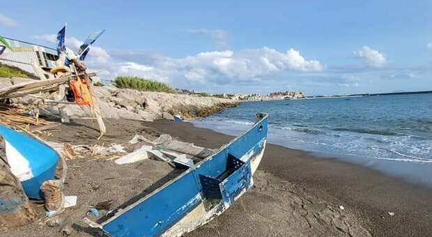 Maltempo a Pozzuoli, resti di imbarcazione finiscono sulla spiaggia.