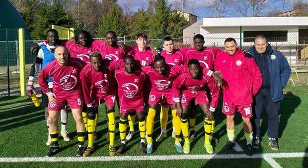 Ascoli, insulti razzisti alla Pro Calcio composta da 14 stranieri. Cinelli: «Ci urlano di riportarli a Lampedusa o di andare a spacciare»