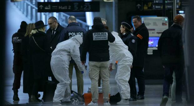Accoltella tre persone in stazione a Parigi: arrestato un uomo. «Ha una patente italiana». Uno dei feriti è grave