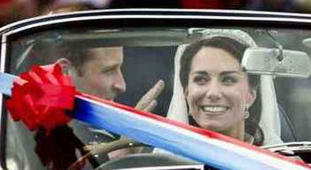 William e Kate lasciano Buckingham Palace (foto Daniel Ochoa de Olza - Ap)