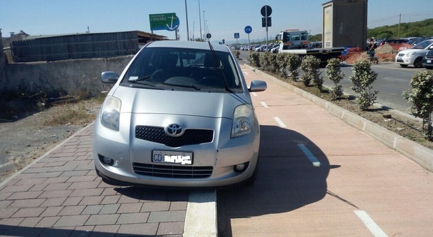 Auto con targa diplomatica in sosta selvaggia sulla pist ciclabile: "Parcheggio dove mi pare"