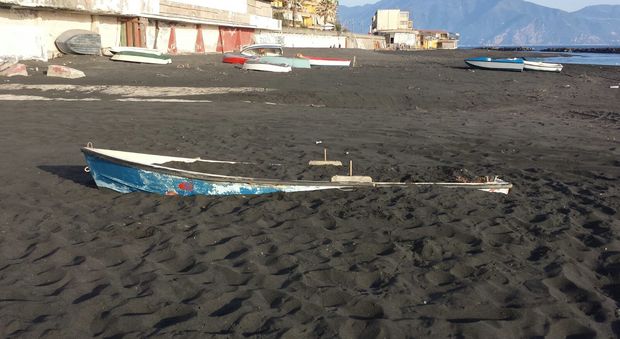 Rifiuti e barche abbandonate in spiaggia: grandi pulizie del Forum dei Giovani