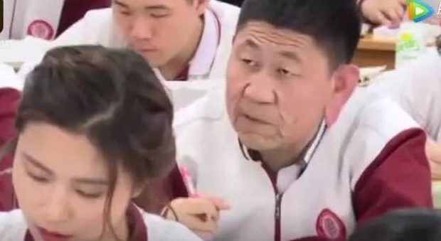 Questo studente ha solo 18 anni ma sembra un uomo anziano: lo strano caso di Xiao Cui