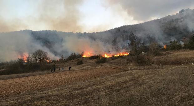 L’Aquila, vasto incendio a Civitaretenga: in azione i Canadair, fiamme vicino ai borghi