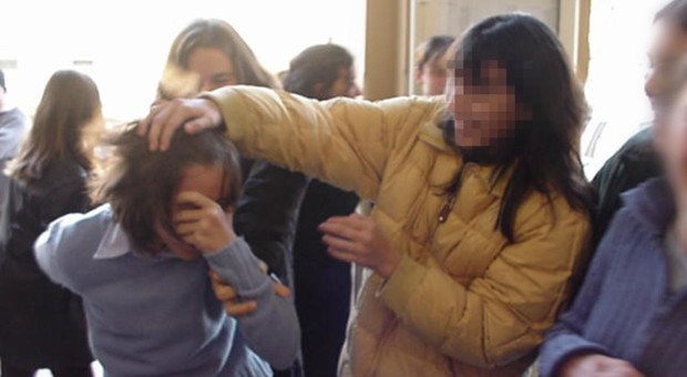 15enne ubriaca legata a un palo e bullizzata dai compagni durante l'assemblea d'istituto