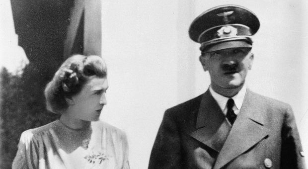Vendute all'asta le mutande usate della moglie di Adolf Hitler: ecco a quanto