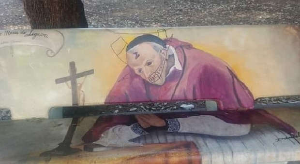 Pagani, il sindaco chiude la villa: disegni osceni sulla panchina di Sant'Alfonso
