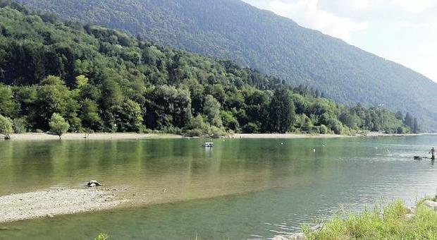 L'Enel "svuota" il lago di Santa Croce in piena stagione turistica, proteste