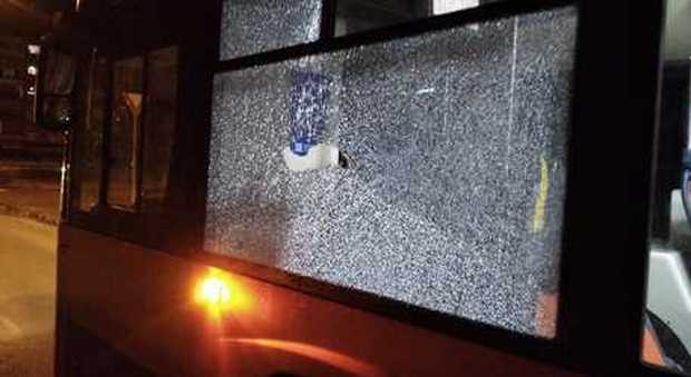 Napoli, babygang rompe vetro bus, passeggera è colpita da schegge