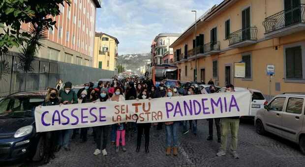 Scuole aperte a Napoli, ritorno in classe tra le proteste all'istituto Madonna Assunta di Bagnoli