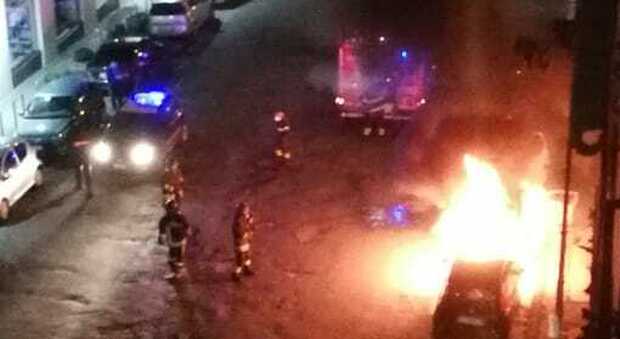 Paura nel quartiere Soccavo di Napoli, un'auto a fuoco durante la notte