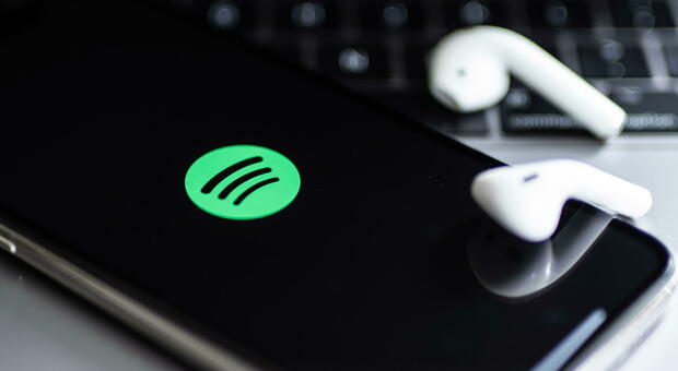 Spotify corre ai ripari contro i podcast no-vax: «Presto interverremo». Le nuove linee guida