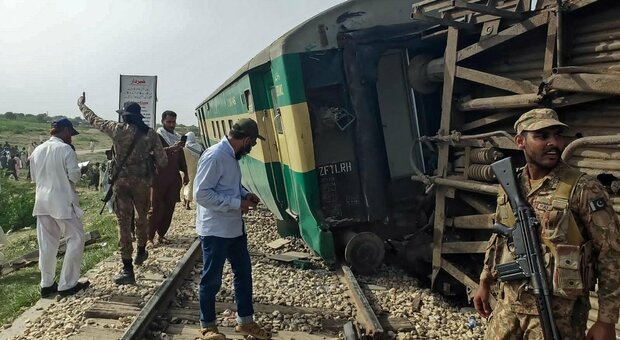 Deraglia un treno, orrore in Pakistan: almeno 15 morti, decine di feriti. «Scene apocalittiche», i video sui social