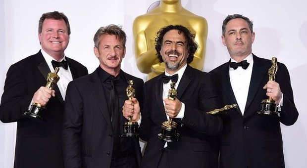 Oscar 2015, Sean Penn fa una battuta sulla green card e i social impazziscono: «E' razzista»