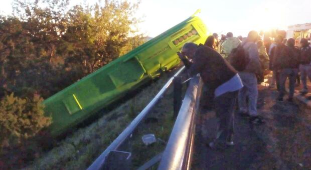 Flixbus partito da Lecce precipita nella scarpata: un morto e 14 feriti