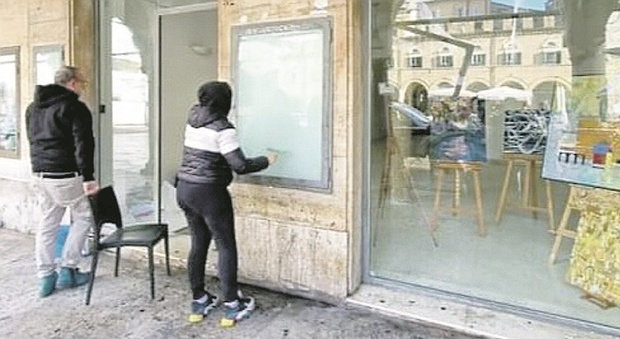 Ascoli, "Adotta una vetrina" ha fatto centro: tornano le attività nei negozi chiusi